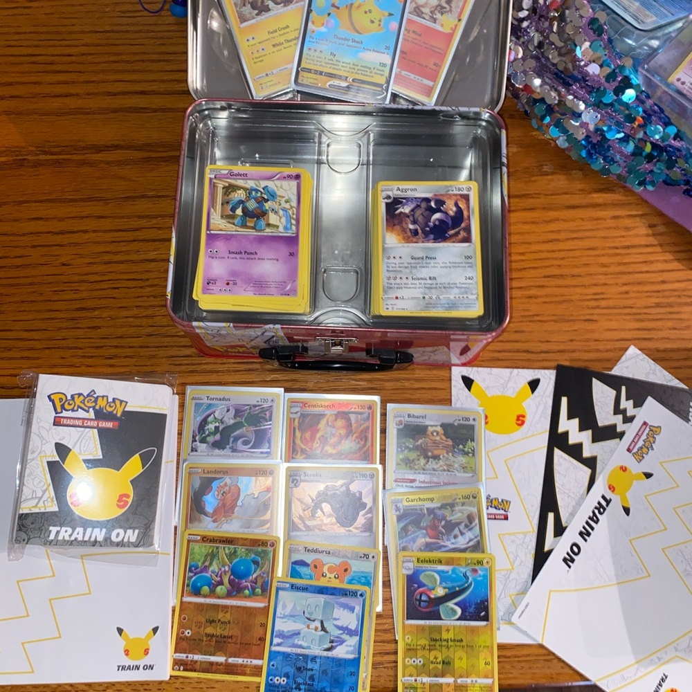 Repackaged 25th anniversary lunchbox! Over 100+ cards! Great value!